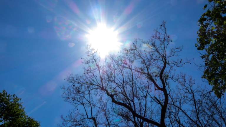 Καιρός: Με ζέστη και ήλιο οι εκλογές την Κυριακή - Σε ποιες περιοχές της Αττικής μπορεί να βρέξει