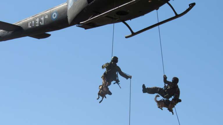 Εκπαίδευση ανορθόδοξου πολέμου: Εντυπωσιακές εικόνες από τους κομάντο των Ειδικών Δυνάμεων στη Ρεντίνα