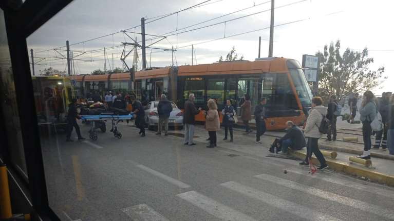 Παλαιό Φάληρο: Το ΙΧ παρέσυρε τη γυναίκα και μετά έπεσε με φόρα πάνω στο τραμ- Ανασύρθηκε νεκρή [βίντεο]