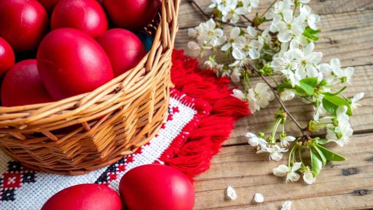 Πάσχα - Βάψιμο αυγών: Τα 5 μυστικά tips για τέλεια κατακόκκινα αυγά