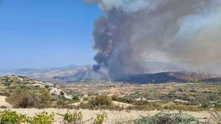 Μεγάλη ψωτιά στην Πάφο - Εκκενώνεται προληπτικά το χωριό Θρυνιά