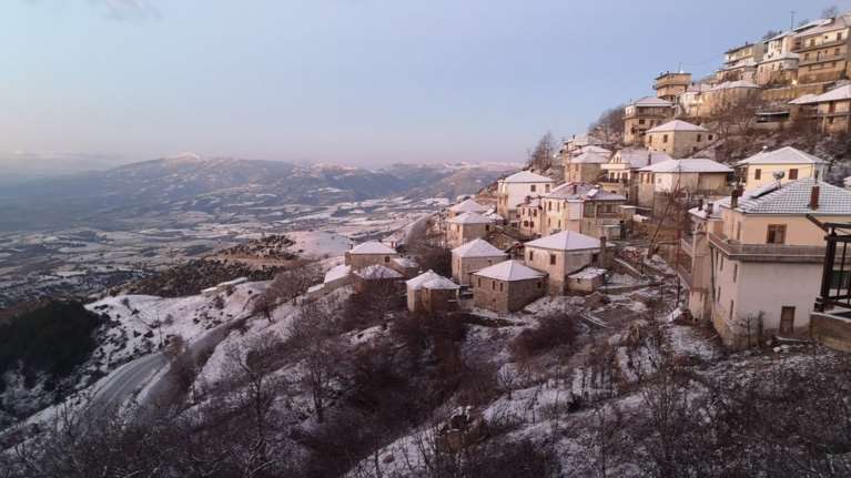 Χιόνισε στα ορεινά της Λάρισας – Η κακοκαιρία &quot;κατεβαίνει&quot; στα πεδινά [εικόνες]