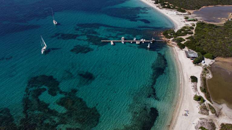 Σαρδηνία: Πιστοποιητικό εμβολιασμού ή αρνητικό τεστ θα ζητά από τους τουρίστες