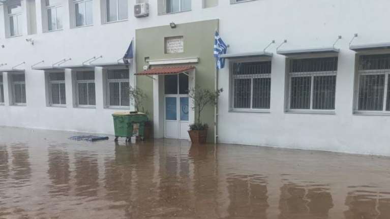 Κακοκαιρία Alexandos: Πλημμύρισε σχολείο στην Πάτρα και οι μαθητές έμειναν εγκλωβισμένοι μέσα σε κοντέινερ