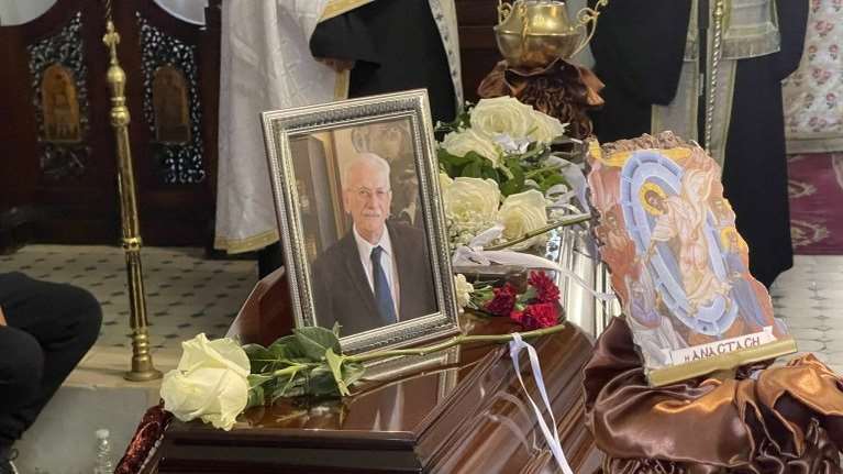 Χανιά: Συγκίνηση στο τελευταίο "αντίο" στον Νίκο Παπαδάκη - Παρούσες Ζαχαράκη, Βολουδάκη, Διαμαντοπούλου