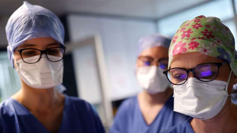 Κορονοϊός: 32.694 νέα κρούσματα σήμερα – 80 θάνατοι και 640 διασωληνωμένοι