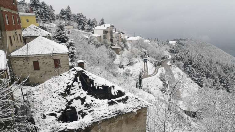Χριστουγεννιάτικος καιρός λίγο πριν τον Μάιο - Χιόνια έως 15 εκατοστά σε Θεσσαλία και Ηπειρο [εικόνες]