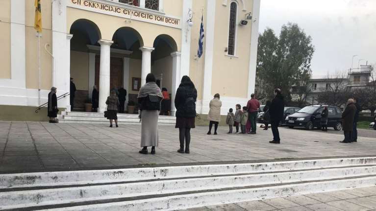 Κορονοϊός: &quot;Λυσσάξατε να μας διώξετε&quot;, είπε πιστή σε αστυνομικούς έξω από εκκλησία στο Αγρίνιο