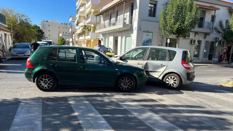 Τρελή πορεία αυτοκινήτου στην Καλαμάτα: Παρέσυρε και τραυμάτισε μαθητές [εικόνες]