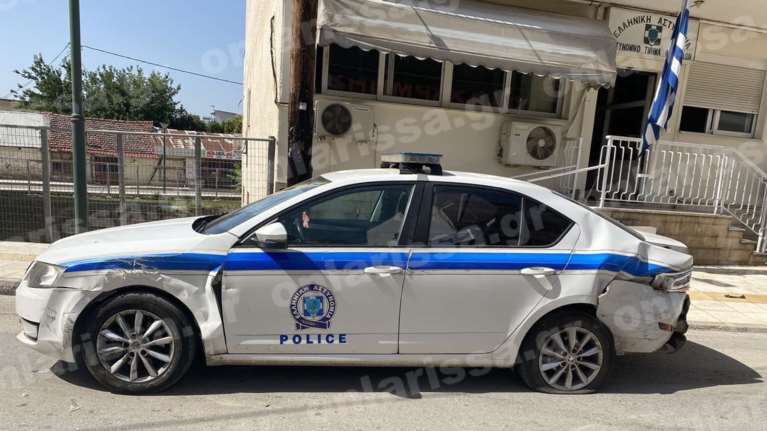 Φάρσαλα: Οδηγός σε έξαλλη κατάσταση έριξε το ΙΧ του ξανά και ξανά πάνω σε περιπολικό