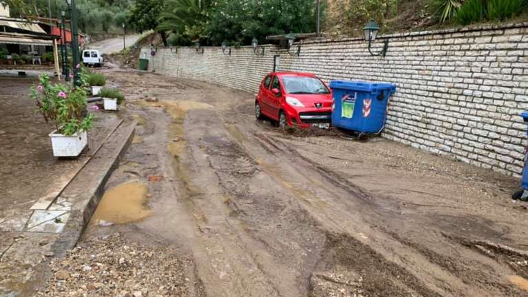 Η κακοκαιρία "χτύπησε" Αγρίνιο και Κέρκυρα: Πλημμύρισαν δρόμοι – Ξεριζώθηκαν δέντρα [εικόνες]