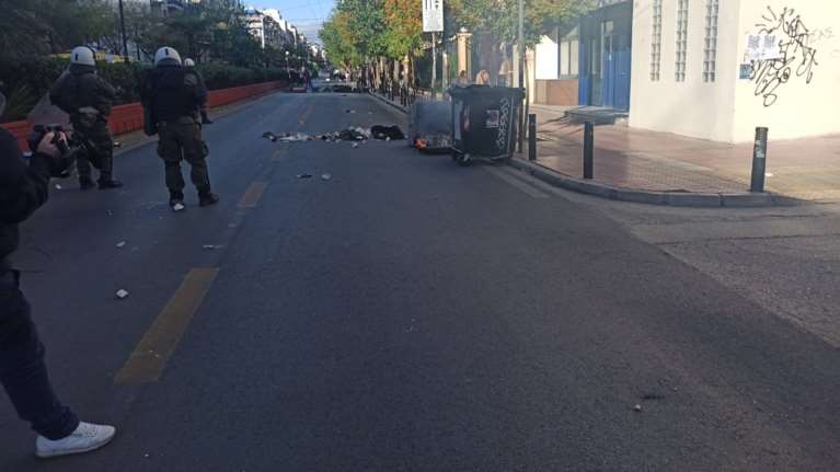 ΑΣΟΕΕ: Νεαροί βγήκαν από τη σχολή και επιτέθηκαν με μάρμαρα και πέτρες κατά αστυνομικών