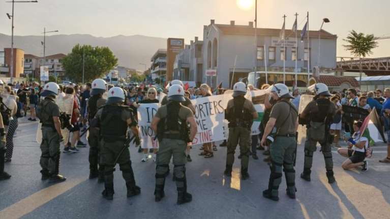Μικροένταση μεταξύ αστυνομικών και διαδηλωτών στον Βόλο- &quot;Αστακός&quot; το λιμάνι [βίντεο]