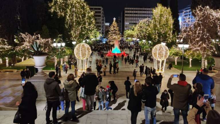 Οι Αθηναίοι αψήφησαν το lockdown - Κοσμοπλημμύρα στο Σύνταγμα – Αντιδράσεις στο twitter