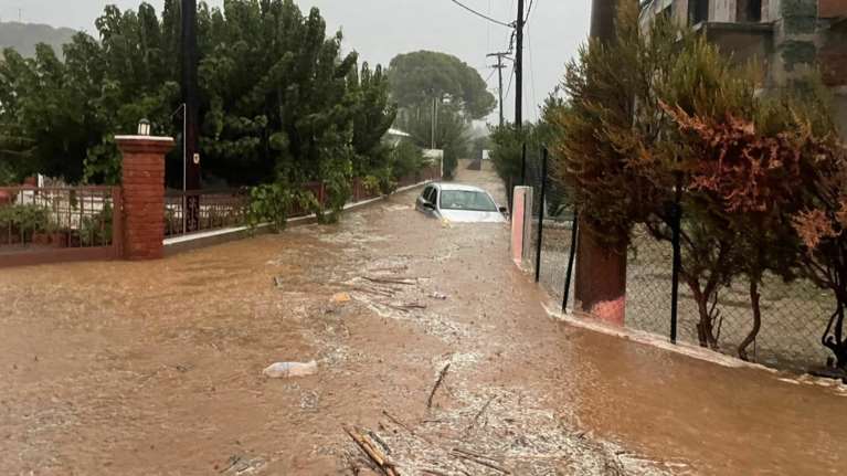 Κακοκαιρία Daniel: Πλημμύρες στη Σκιάθο, εγκλωβίστηκαν οδηγοί - Αίτημα να κηρυχθεί ο δήμος σε κατάσταση έκτακτης ανάγκης