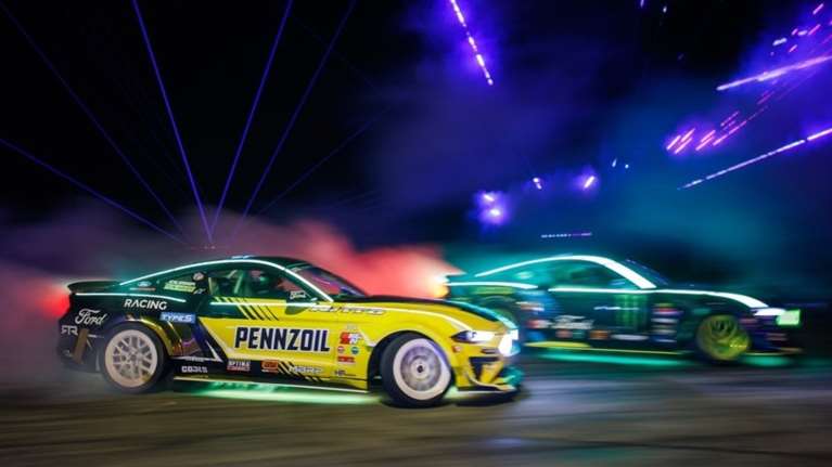 Happy Halloween με τρία Ford Mustang να κάνουν burnout [Βίντεο]