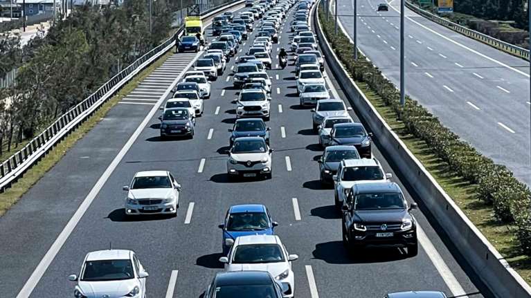 Μποτιλιάρισμα στην Αττική οδό: Ακινητοποιημένο φορτηγό στην έξοδο της Λαμίας