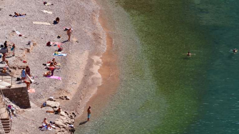 Σαββατοκύριακο με καύσωνα: Η καλοκαιρία γέμισε τις παραλίες