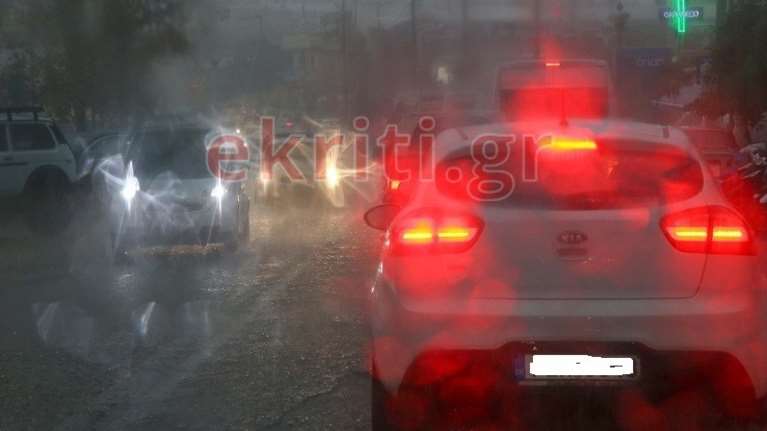 Η κακοκαιρία &quot;χτύπησε&quot; την Κρήτη: Άνοιξαν οι ουρανοί στο Ηράκλειο - Ποτάμια οι δρόμοι