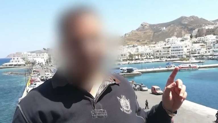 Χέρι χέρι στα διαλείμματα ο καθηγητής με τη 14χρονη, λένε οι εκπαιδευτικοί - &quot;Δεν ήταν η μόνη μαθήτρια που είχε προσεγγίσει&quot;