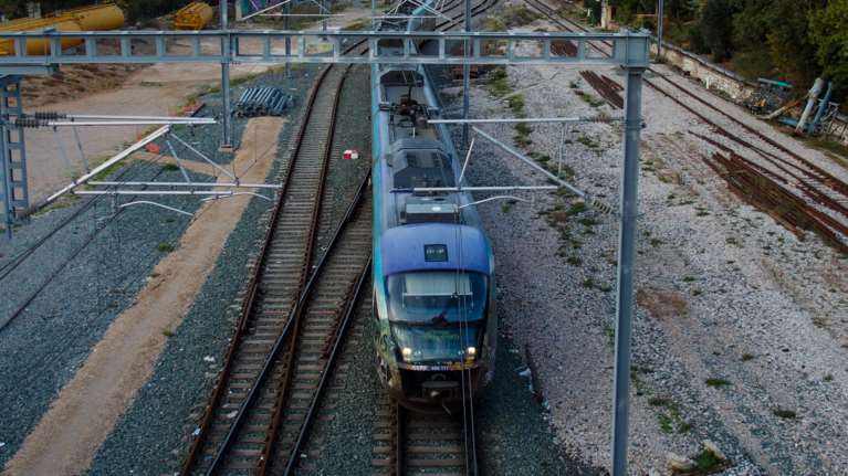 Τραγωδία στα Σεπόλια: Συρμός του προαστιακού παρέσυρε ηλικιωμένη - Πολύ σοβαρή η κατάστασή της