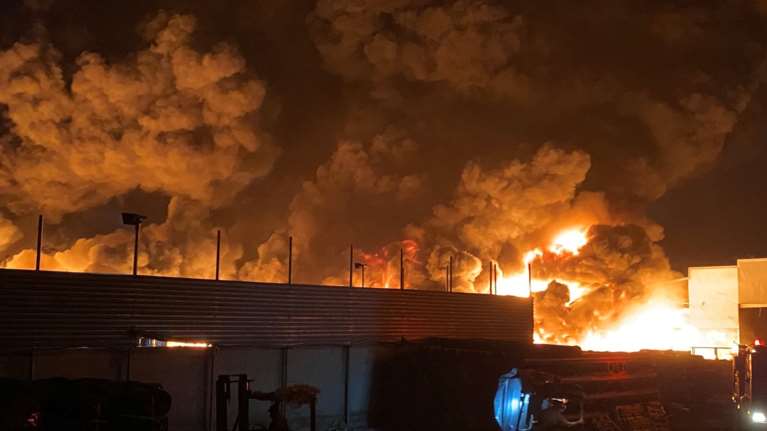 Φωτιά στον Ασπρόπυργο: Μεγάλη πυρκαγιά σε εργοστάσιο με πλαστικά - Ενεργοποιήθηκε το 112 για επικίνδυνους καπνούς [Εικόνες - Βίντεο]