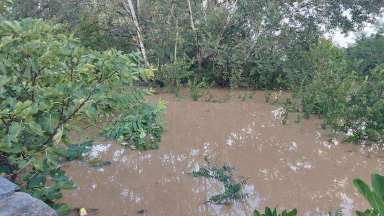 Εσπασε ανάχωμα του Πηνειού στη Λάρισα: Μήνυμα του 112 για εκκένωση χωριών στον Τύρναβο, ανεβαίνουν επικίνδυνα τα νερά