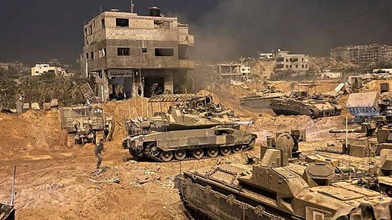 Μία ανάσα από τη μητέρα των μαχών: Ολοκληρώθηκε η περικύκλωση της Γάζας- &quot;Θα βγείτε σε μαύρες σακούλες&quot; απαντά η Χαμάς