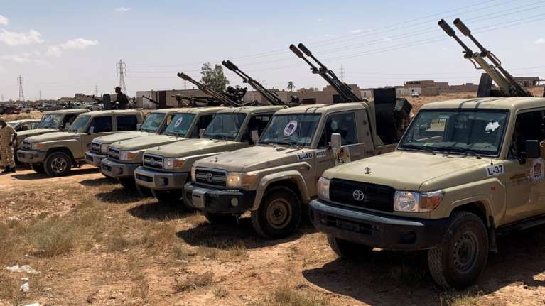 &quot;Τύμπανα πολέμου&quot; στη Λιβύη:  Μαχητές των δυνάμεων της Τρίπολης κατευθύνονται στη Σίρτη