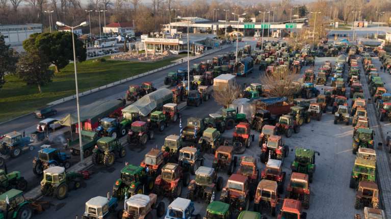 Αγρότες: Πού υπάρχουν μπλόκα - Ουρές σε Ριτσώνα και Λάρισα - Ανοίγουν τα διόδια το Σαββατοκύριακο