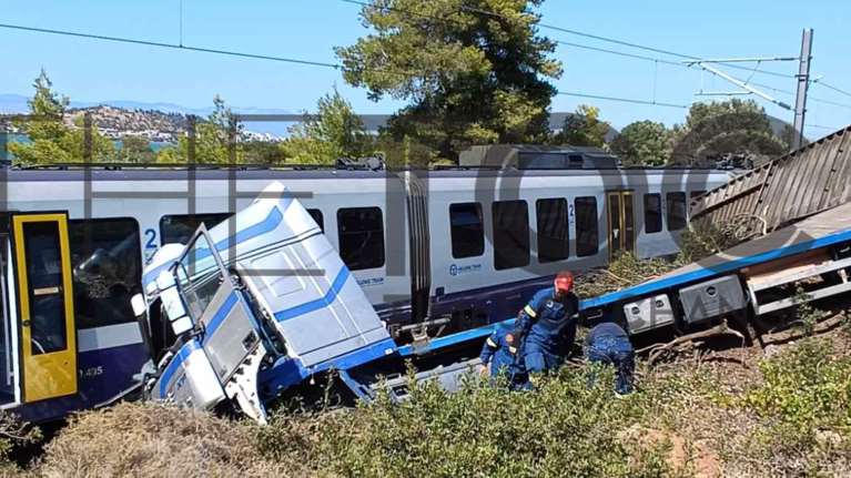 Αυλίδα: Συνελήφθη ο οδηγός του φορτηγού που συγκρούστηκε με τρένο - Δύο παιδιά μεταξύ των τραυματιών