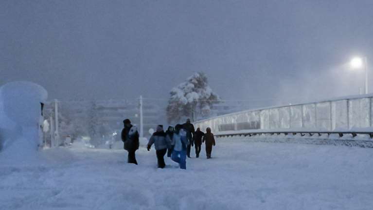 Απίστευτες εικόνες στην Αττική Οδό: Σε εξέλιξη ο απεγκλωβισμός των οδηγών - Εγκαταλείπουν τα αυτοκίνητα και φεύγουν με τα πόδια [Εικόνες - Βίντεο]