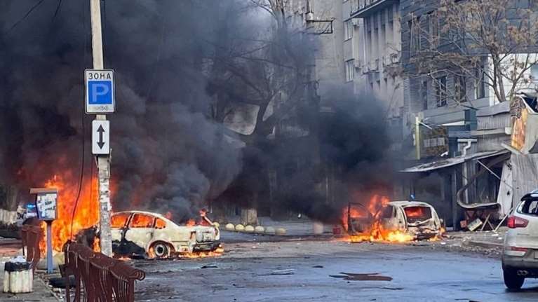 Ουκρανία: Τουλάχιστον 10 νεκροί και 58 τραυματίες από ρωσικό βομβαρδισμό στη Χερσώνα