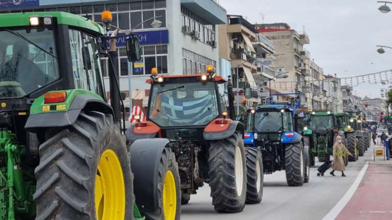 Έβγαλαν τα τρακτέρ στους δρόμους οι αγρότες των Τρικάλων [εικόνες - βίντεο]
