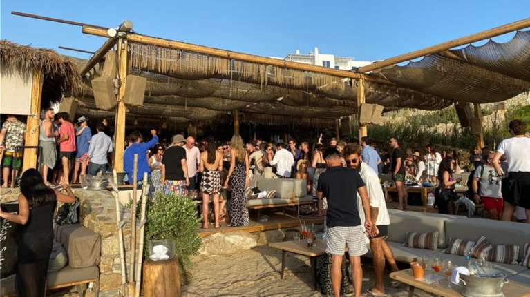 Μύκονος: Ανοιχτό το μπιτς μπαρ Alemagu που... έκλεισε λόγω συνωστισμού θαμώνων - Τι έγινε με την ποινή του [Βίντεο]