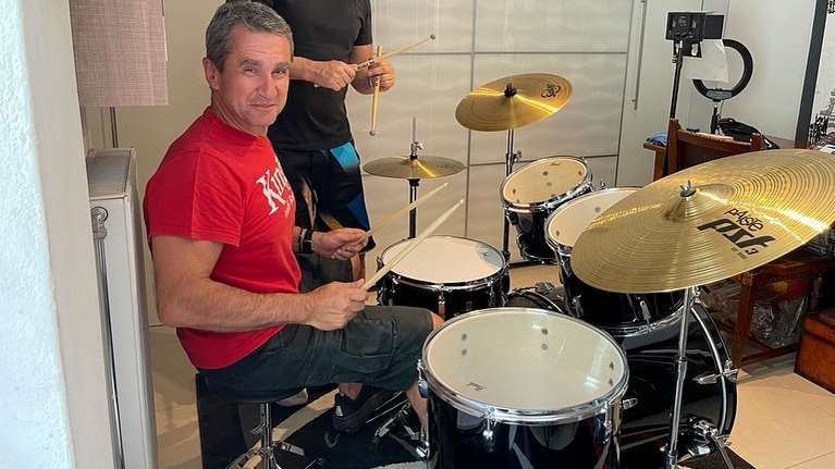 Ο Ανδρέας Λοβέρδος παίζει ντραμς φορώντας βερμούδα και T-shirt - Αρχισε μαθήματα [εικόνες]