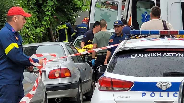 Σοκ στη Λάρισα: Άνδρας πήρε φωτιά, έπεσε από μπαλκόνι και καρφώθηκε σε κάγκελα [εικόνες-βίντεο]