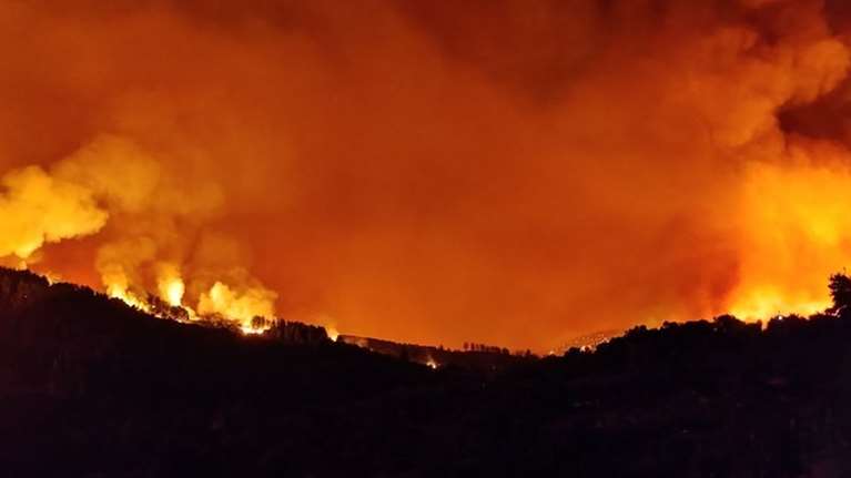 Ανεξέλεγκτη η φωτιά στην Εύβοια: Καίγονται σπίτια στις Ροβιές - Κάτοικοι απομακρύνονται με φέρι μποτ και βάρκες [Βίντεο]