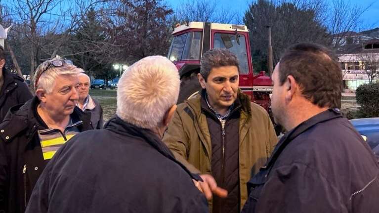 Ο Λ. Αυγενάκης σε μπλόκο των αγροτών στο Δομοκό: &quot;Θα κάνουμε ότι περνάει από το χέρι μας για την επίλυση των προβλημάτων&quot;