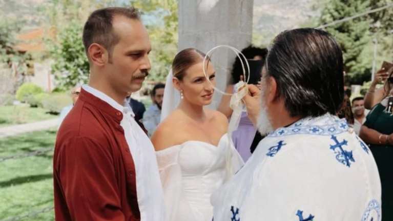 Η Ειρήνη Ψυχράμη παντρεύτηκε και βάφτισε τον γιο της σε γραφικό χωριό, με νονά την ηθοποιό Φαίδρα Δρούκα [εικόνες]