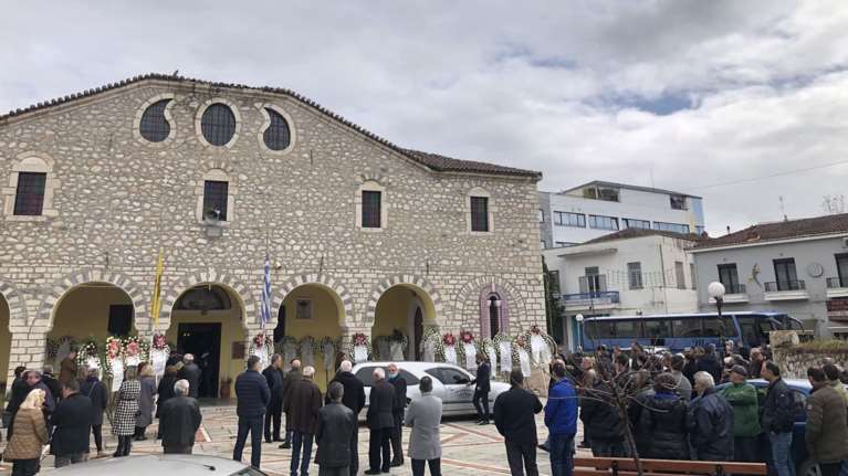 Τραγωδία στα Τέμπη: "Αχ κορίτσι μου, που πας;" – Θρήνος στην κηδεία της 42χρονης Βάιας [εικόνες, βίντεο]