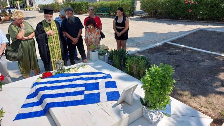 Ανδρέας Παπανδρέου: Η Δήμητρα Λιάνη έκανε τρισάγιο στον τάφο του για τα 27 χρόνια από τον θάνατό του [εικόνες]