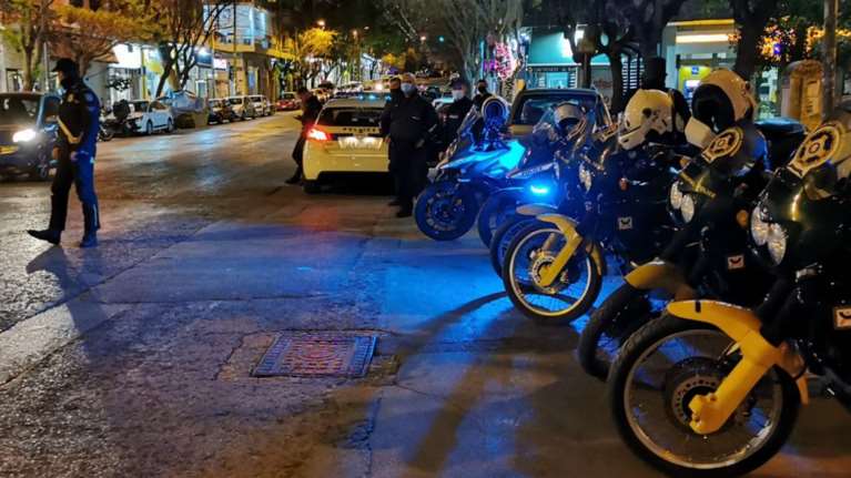 Μεγάλη επιχείρηση στο Παγκράτι: Έφοδος της ΕΛΑΣ στην πλατεία Βαρνάβα για να μη γίνει κορονοπάρτι