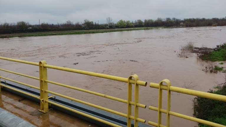 Κακοκαιρία: Στα τρία μέτρα έφτασε η στάθμη των νερών στον Πηνειό [εικόνες, βίντεο]