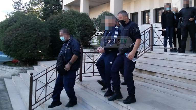 Δολοφονία 27χρονης με σκεπάρνι στην Πρέβεζα: Οργή στα δικαστήρια για τον συζυγοκτόνο [βίντεο]