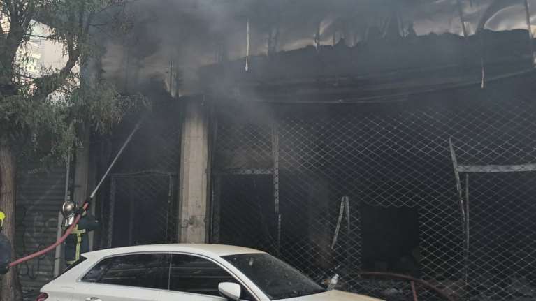 Πυρκαγιά σε επιχείρηση στο κέντρο της Αθήνας