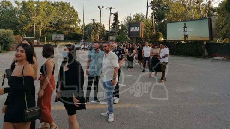 Κορονοϊός: Ουρές στα μπουζούκια για τον Βέρτη κι ας ήταν απόγευμα - Θερμομέτρηση στους πελάτες [Βίντεο]