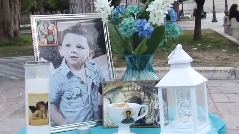 Σύνταγμα: Συγκέντρωση στη μνήμη του μικρού Άγγελου, που κακοποιήθηκε βάναυσα από τη μητέρα του και τον σύντροφό της