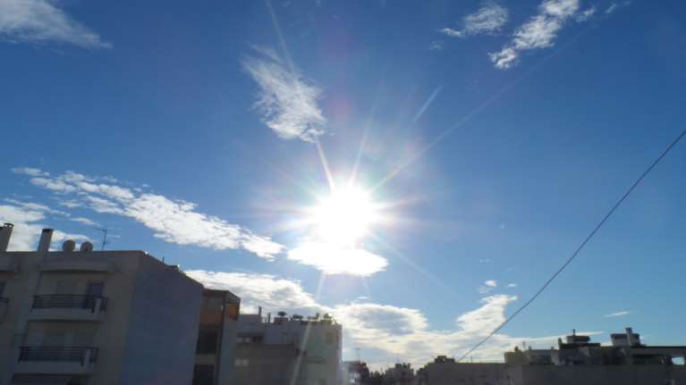 Ανοιξιάτικος ο καιρός το Σαββατοκύριακο - Άστατο τριήμερο Καθαράς Δευτέρας με βροχές και χιόνια