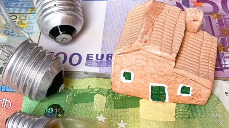 Νέα δεδομένα στα τιμολόγια ρεύματος: Γιατί είναι διπλάσιο το κόστος στο πράσινο σε σχέση με το μπλε